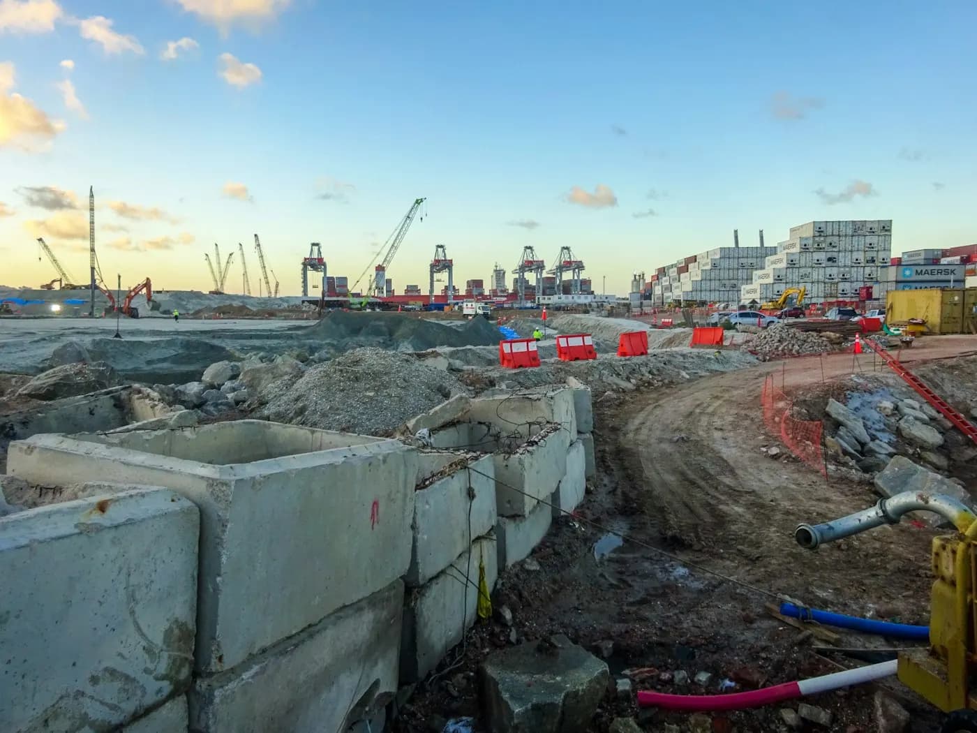 Cantiere edile con manufatti in cemento e gru sullo sfondo